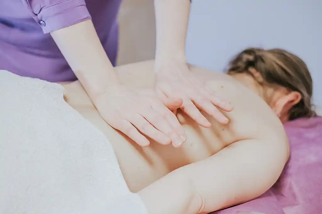 Es wird die Anwendung einer Tuina-Massage-Technik an einem Rücken nachgestellt